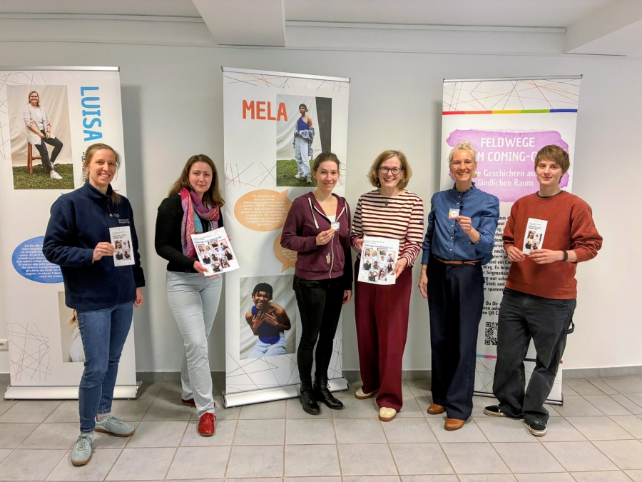 Sonderausstellung „Feldwege zum Coming-out" noch bis zum 8. April im Kreismuseum Wewelsburg: Rike Horgan, Dina Peppmöller und Mareike Antepoth vom DemokratieBüro Kreis Paderborn, Museumsleiterin Kirsten John-Stucke sowie Jana Hansjürgen und Noah Mersmann von Landesfachstelle blick* bei der Ausstellungseröffnung, v. l. ©  Kreismuseum Wewelsburg, Eileen Agar 